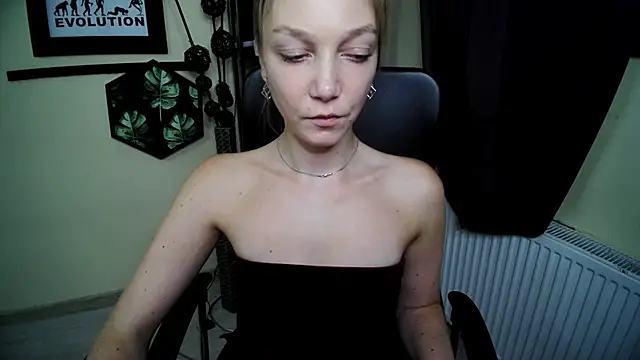 EmillyPlay live cam on StripChat