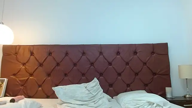 AmelieLaurentC live cam on StripChat