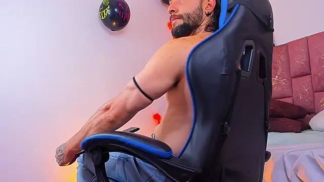 ALPHA_MASTER1 live cam on StripChat