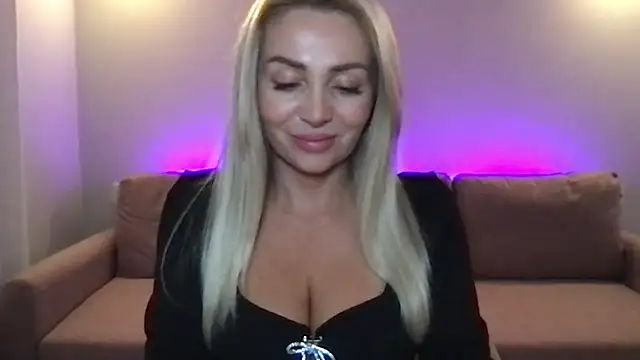 Chloeblond live cam on StripChat