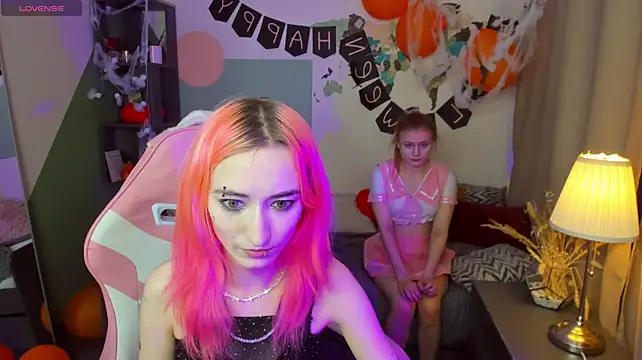sweety_lizzy_lilu live cam on StripChat