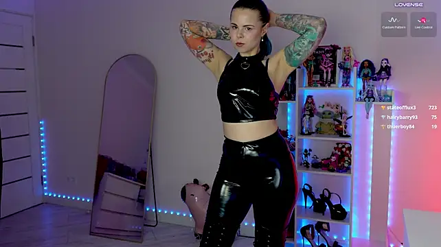 QueenAliceX live cam on StripChat