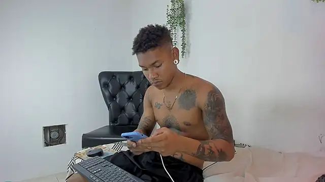 Ian-Hunter live cam on StripChat