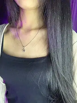 Nhinhi18 live cam on StripChat