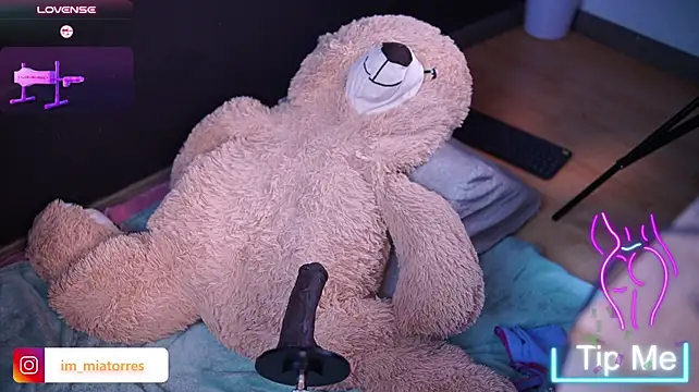 MiaTorres4 live cam on StripChat