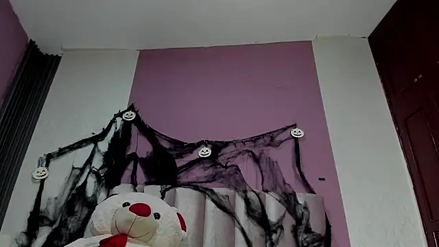 AGATHA_BRUNNETT live cam on StripChat