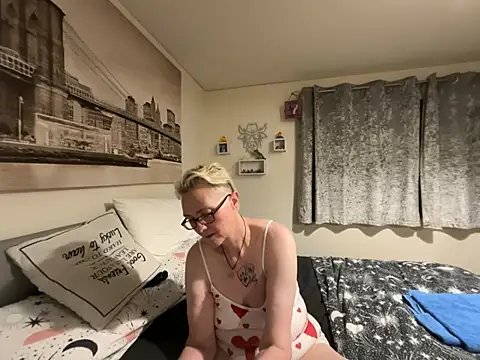 curvy-jinx (F mature) - Oil up boobs