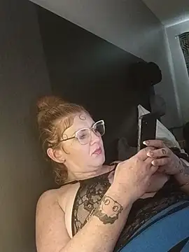 nakedgarbageperson (F milf) - Cross street 1nip out