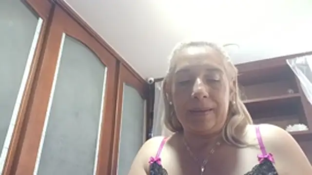 MonserratGray live cam on StripChat