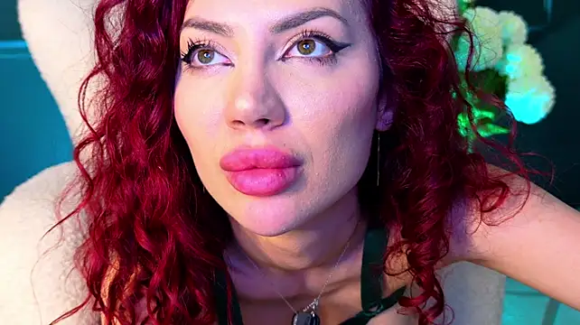 LittleRedRubi live cam on StripChat