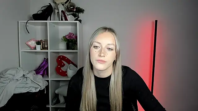 EvelynBlond live cam on StripChat