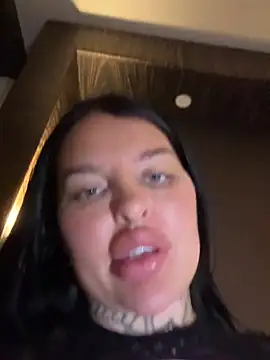 lolabonitaofficial live cam on StripChat