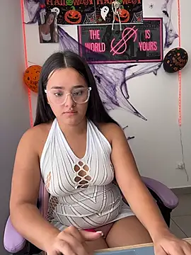 Luciaparker03 live cam on StripChat
