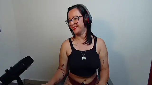 mahina84 live cam on StripChat