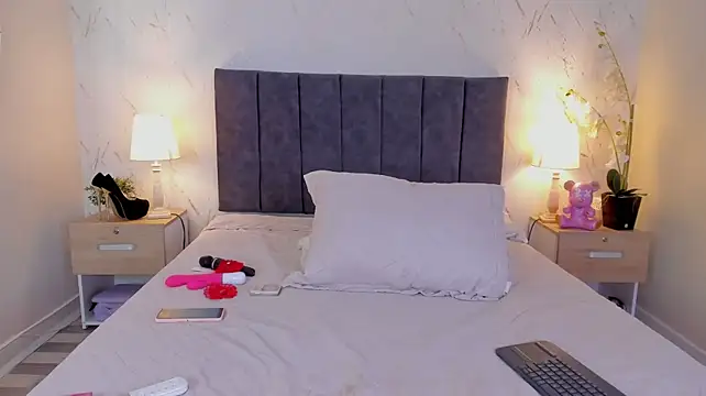 Emilly_Beaumont live cam on StripChat