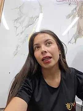 emmasweet_val (F young) - She works without a blouse 😏 5min