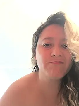 mooncurves live cam on StripChat