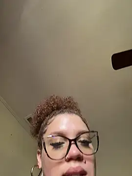 QueenNuttCollector live cam on StripChat