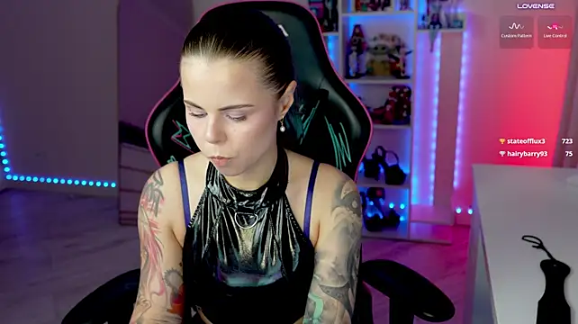QueenAliceX live cam on StripChat