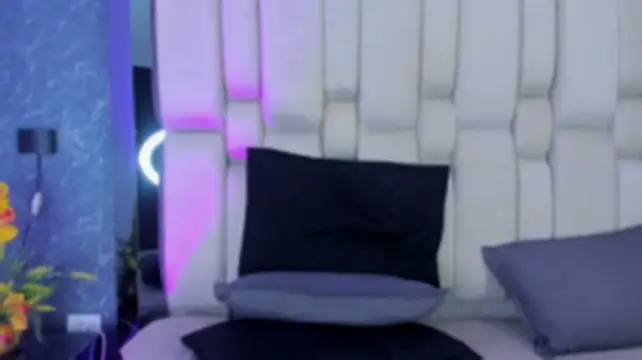 MaddyCrofft live cam on StripChat