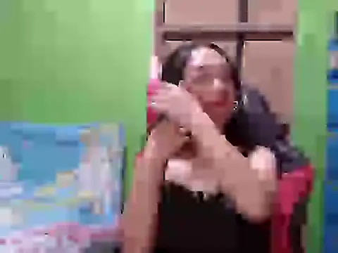 lucky_rona live cam on StripChat