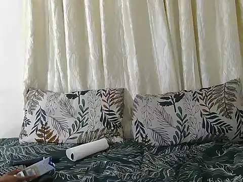 FlexySlender live cam on StripChat