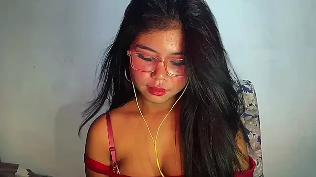 KaiVeloura live cam on StripChat