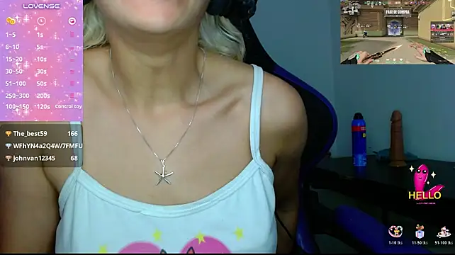 blondegamerr live cam on StripChat