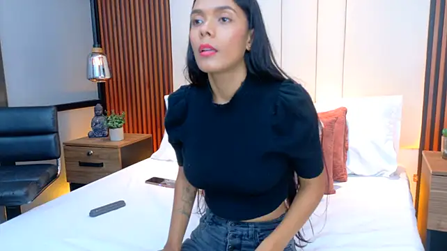 MylaNoir live cam on StripChat