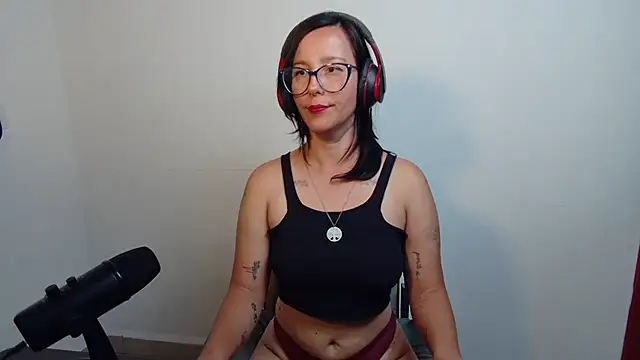 mahina84 live cam on StripChat