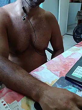 morenodiscret35 live cam on StripChat