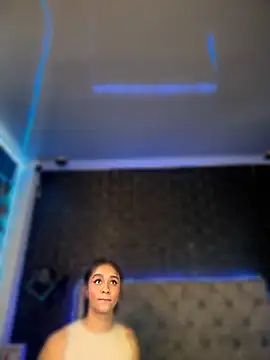 Isabella-Teen live cam on StripChat