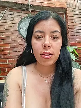 Luianna live cam on StripChat