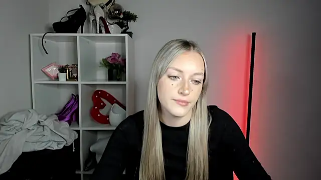 EvelynBlond live cam on StripChat