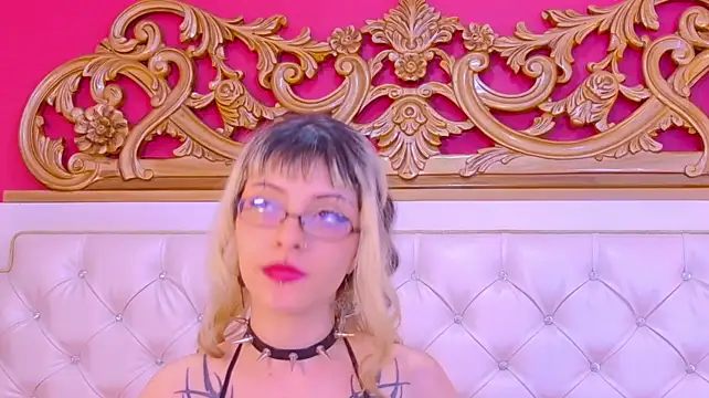 RavenCros live cam on StripChat