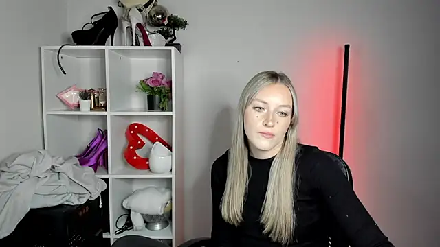 EvelynBlond live cam on StripChat