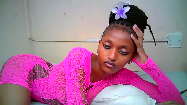 Qute_nimple live cam on StripChat
