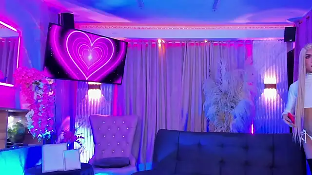 Queens_Wonders_Blonders live cam on StripChat