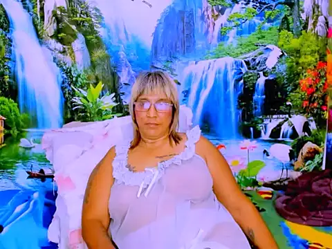indianroxy (F mature) - make my day