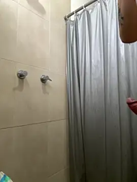 SkinnyRosa live cam on StripChat