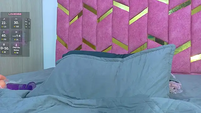 hornyhousekeeper_ live cam on StripChat