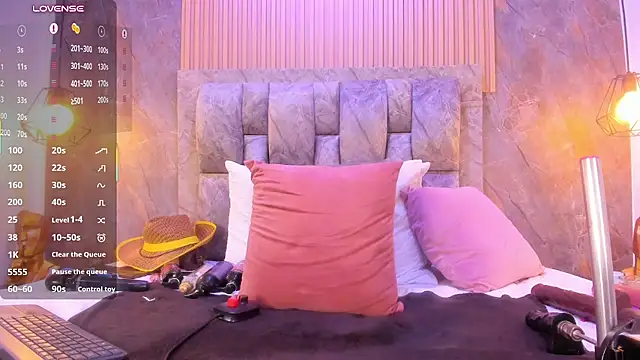 blondehorny699 live cam on StripChat