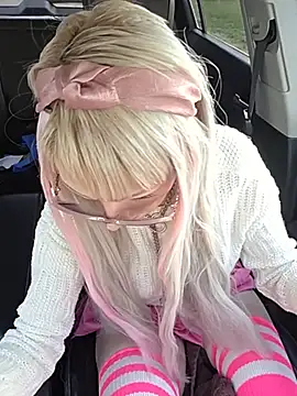 BeautifulBustyBlonde live cam on StripChat