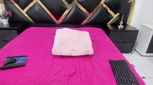 AprilyCrystal2 live cam on StripChat
