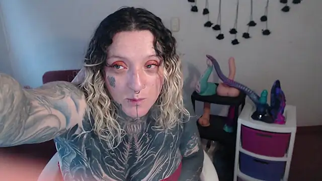 SLOPPYTITSS live cam on StripChat