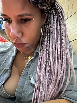 aaliyahharris (F young) - outfit change