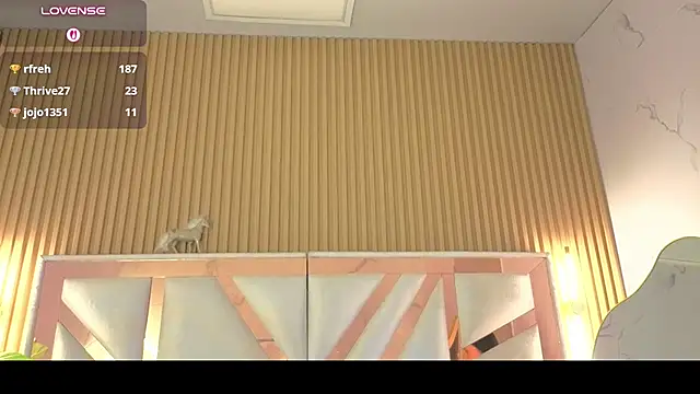 RaeDoll_t live cam on StripChat