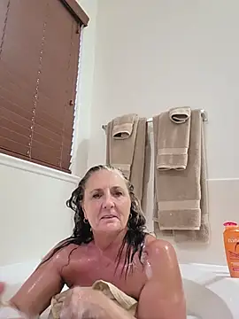 SultrySummer68 live cam on StripChat