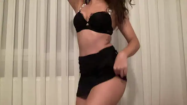 -Laviaa live cam on StripChat
