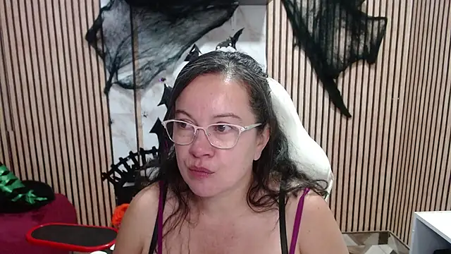 Sonialorens_ live cam on StripChat